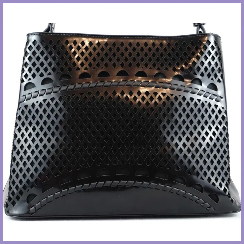 Silvia Rosa női kézitáska lézervágott mintával, műbőr, fekete lupusbag-hu 2