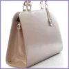VIA55 elegáns női kézitáska merev fazonban lakk füllel, rostbőr, bézs lupusbag-hu 3