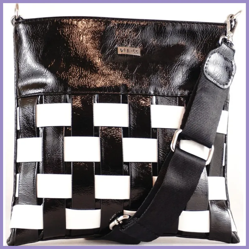 VIA55 női keresztpántos táska anyagában szőtt, rostbőr, fekete-fehér lupusbag-hu 1