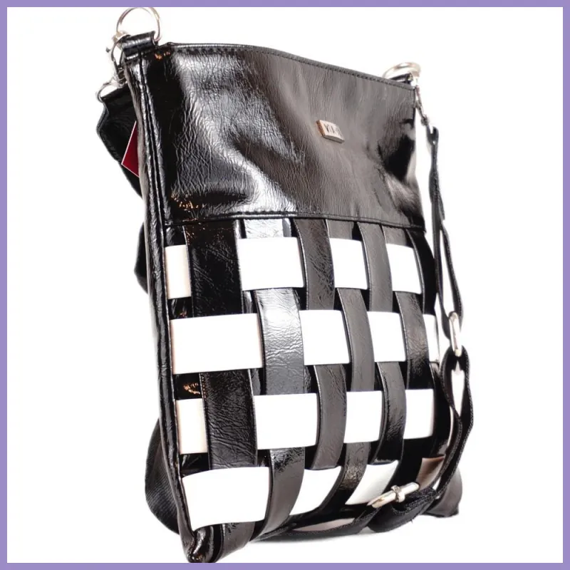 VIA55 női keresztpántos táska anyagában szőtt, rostbőr, fekete-fehér lupusbag-hu 2