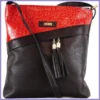 VIA55 női keresztpántos táska ferde zsebbel, rostbőr, fekete-piros lupusbag-hu 1
