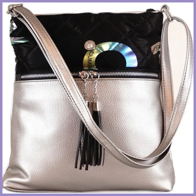 VIA55 női keresztpántos táska széles bojtos zsebbel, rostbőr, ezüst lupusbag-hu 1